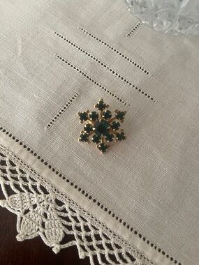 Vintage emerald green rhinestone snowflake shaped brooch